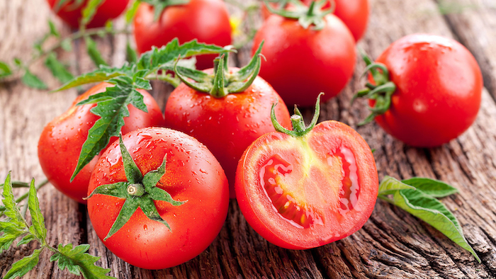 Cà chua ngon sẽ màu sắc đỏ đẹp mắt và có lớp vỏ căng bóng, mịn màng