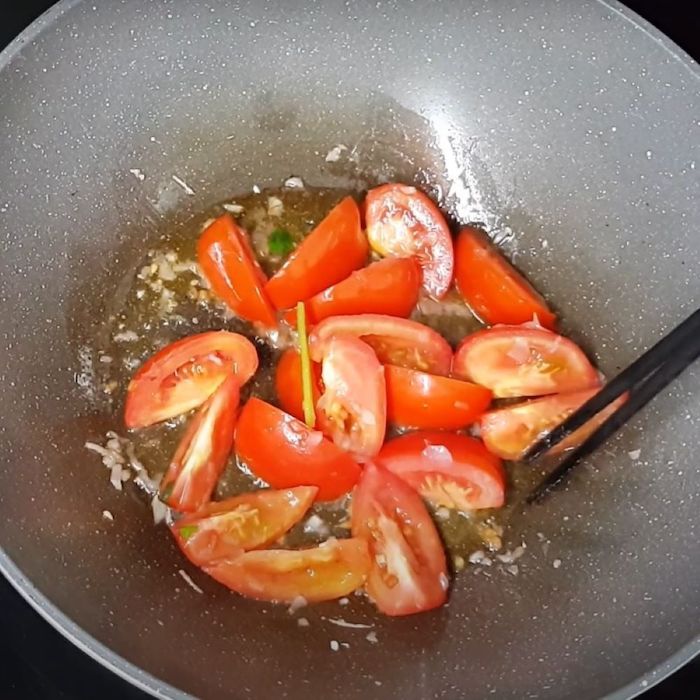 Khi hành tím được phi thơm, cà chua cho vào xào trong khoảng thời gian ngắn, đảm bảo múi cau cà chua không bị nát khi chế biến